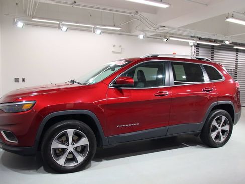 Used 2019 Jeep Cherokee Limited AWD/4WD image 3