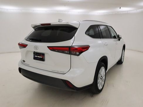 Used 2023 Toyota Highlander Limited image 3