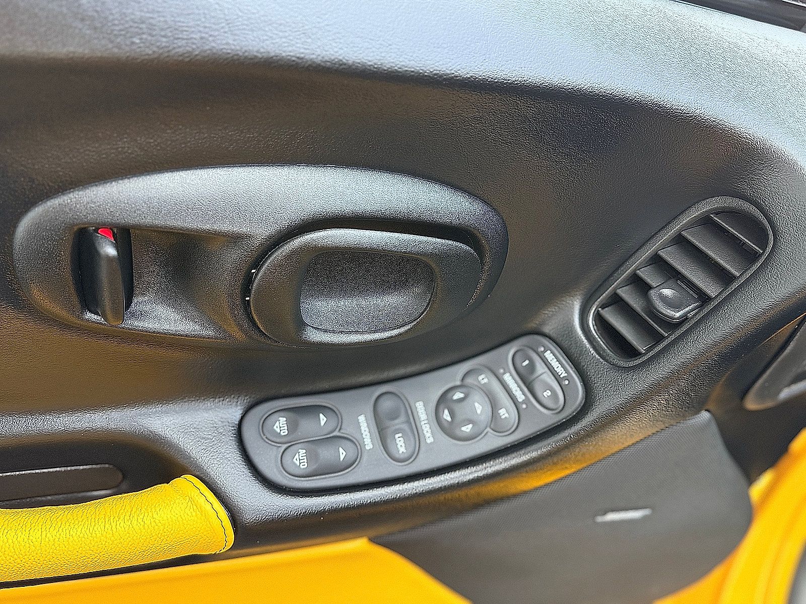 Used 2004 Chevrolet Corvette Z06 w/ Memory Package RWD image 24