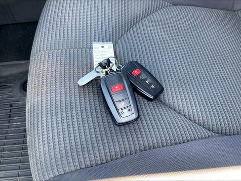 Used 2022 Toyota Highlander LE FWD image 15