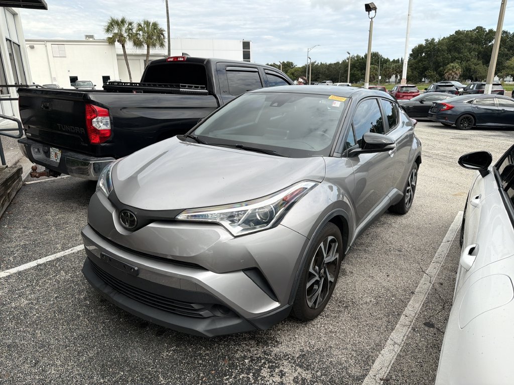 Used 2019 Toyota C-HR XLE FWD image 3