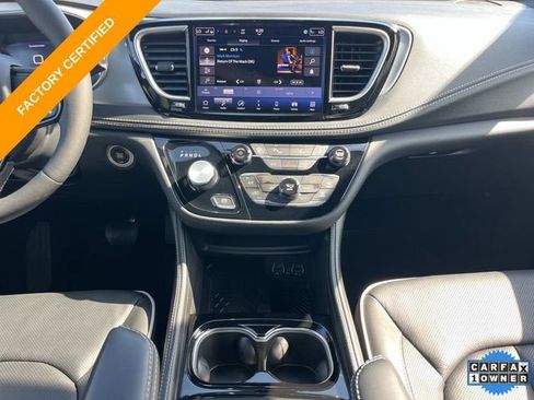 Certified 2025 Chrysler Pacifica Limited FWD image 33