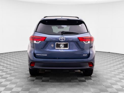 Used 2019 Toyota Highlander XLE FWD image 4
