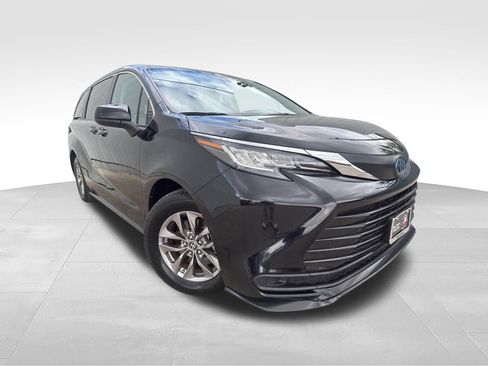Used 2023 Toyota Sienna LE FWD image 3