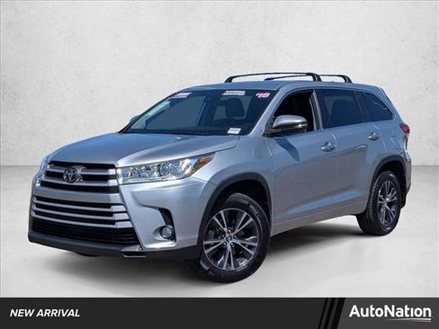Used 2018 Toyota Highlander Plus AWD/4WD image 1