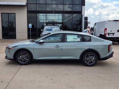 New 2025 Kia K4 LXS image 3