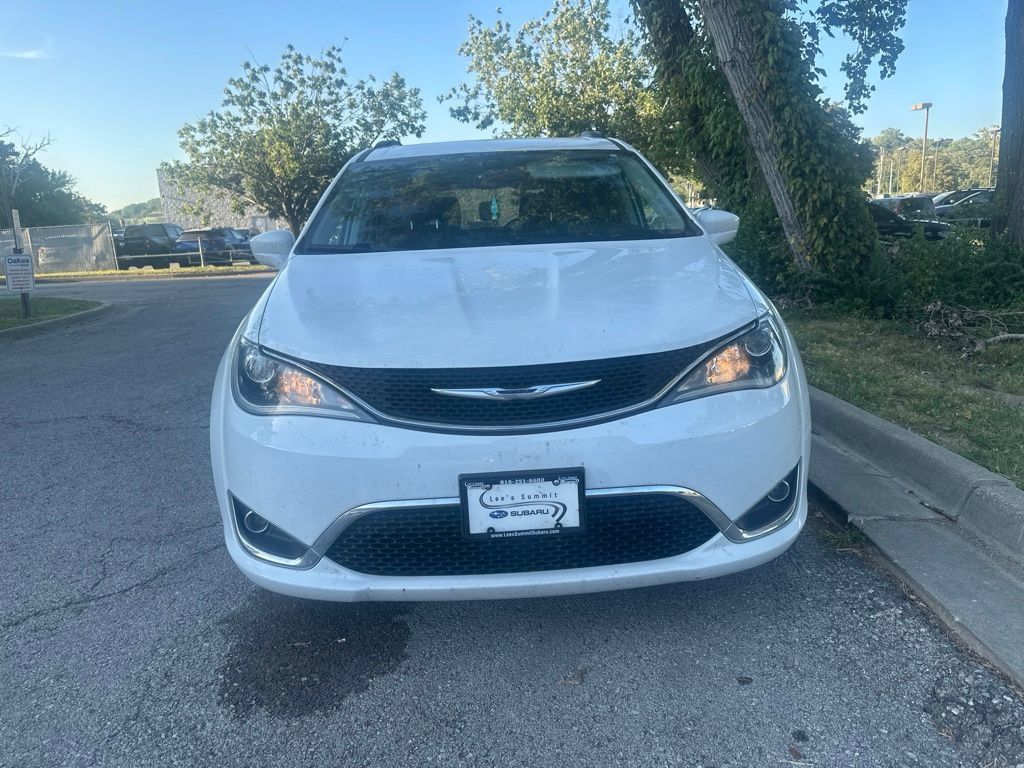 Used 2017 Chrysler Pacifica Touring-L FWD image 9