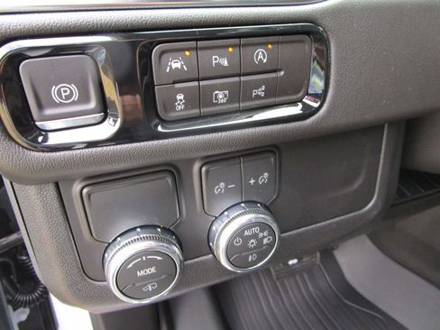 New 2026 GMC Yukon XL Denali w/ Sun & Power Step Package image 27