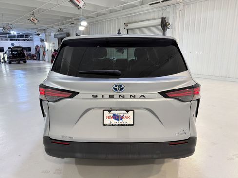 Used 2021 Toyota Sienna LE FWD image 26
