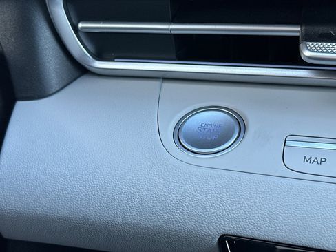 Used 2025 Hyundai Elantra Limited image 21