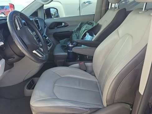 Used 2017 Chrysler Pacifica Touring-L image 8