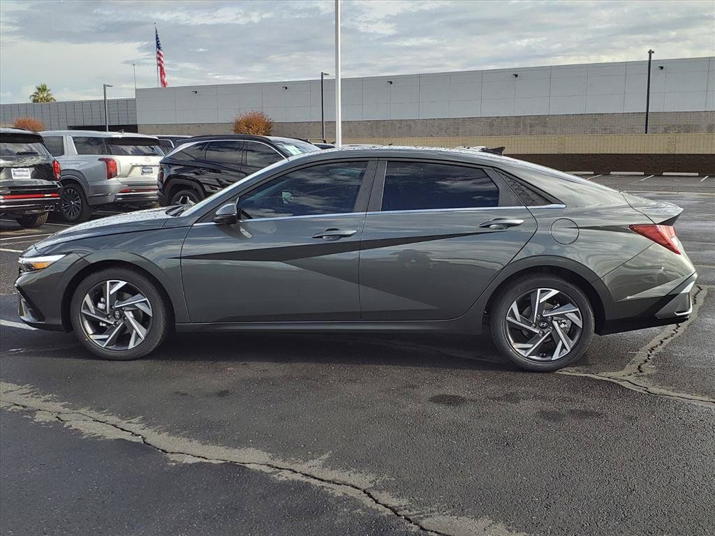 Used 2025 Hyundai Elantra Limited FWD image 2