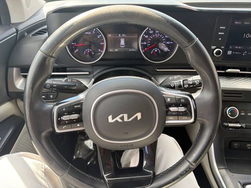 Used 2023 Kia Carnival LX FWD image 15