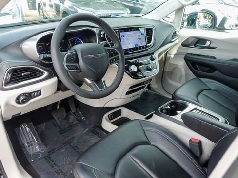 Used 2024 Chrysler Pacifica Select image 11