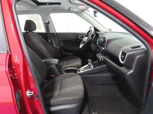 Used 2025 Hyundai Venue SEL FWD image 33