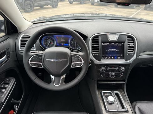 Used 2023 Chrysler 300 Touring L w/ Comfort Group image 13