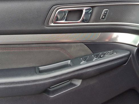 Certified 2019 Ford Explorer XLT w/ Equipment Group 202A image 14