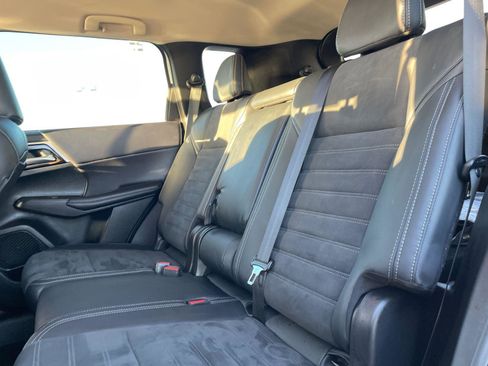 Used 2023 Mitsubishi Outlander SE image 11