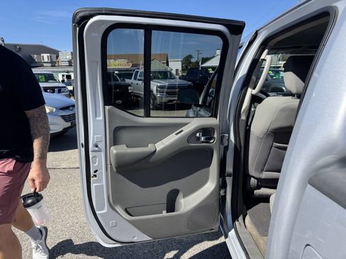 Used 2011 Nissan Frontier SV AWD/4WD image 27