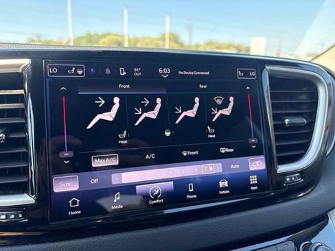 Used 2023 Chrysler Pacifica Touring-L FWD image 14