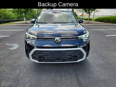 Used 2025 Volkswagen Taos SE FWD image 2