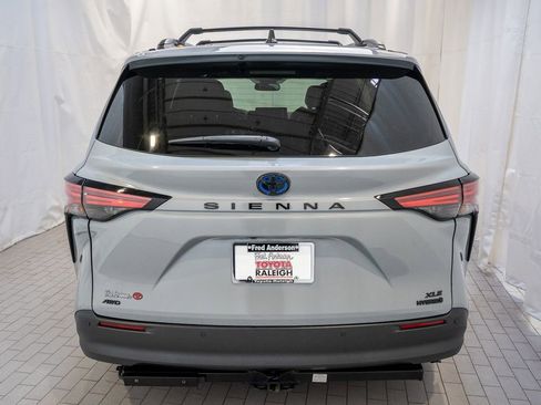 Used 2022 Toyota Sienna XLE Woodland Edition image 5