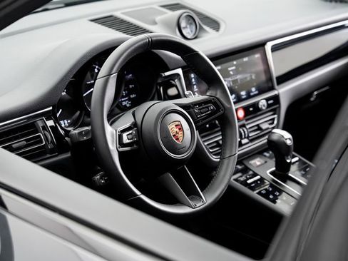 Used 2025 Porsche Macan image 9