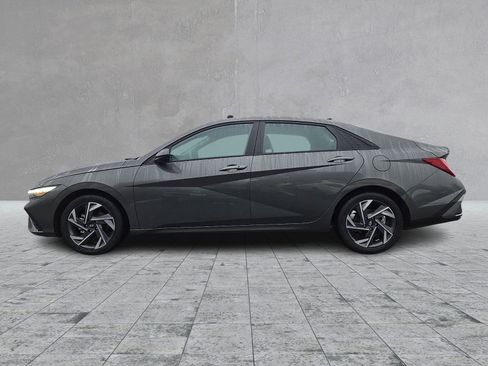 Used 2025 Hyundai Elantra Sport image 6