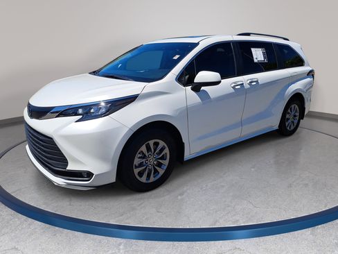 Used 2025 Toyota Sienna XLE FWD image 1