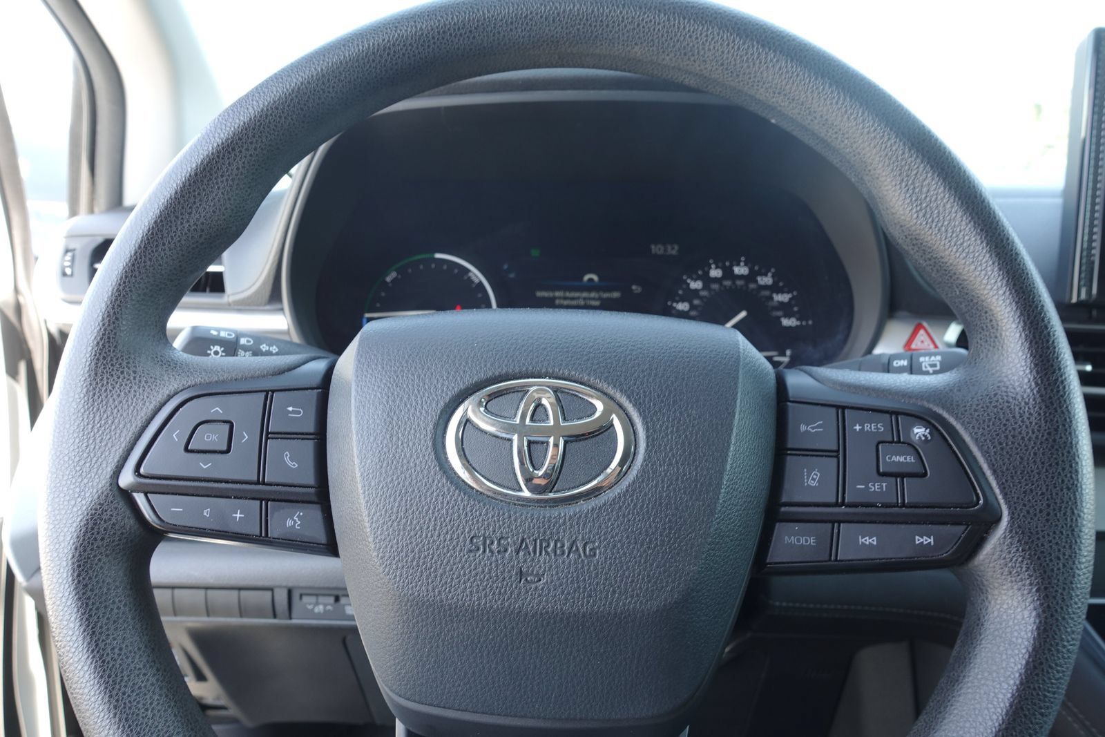 Used 2025 Toyota Sienna LE FWD image 17