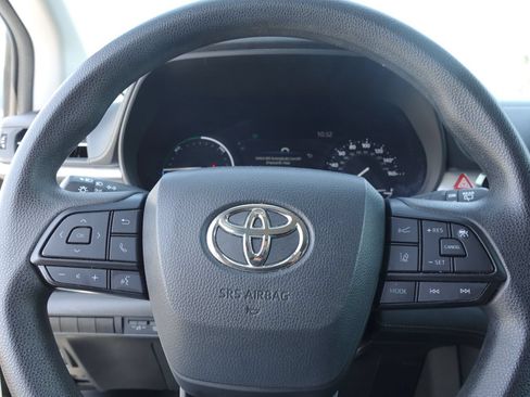 Used 2025 Toyota Sienna LE FWD image 17