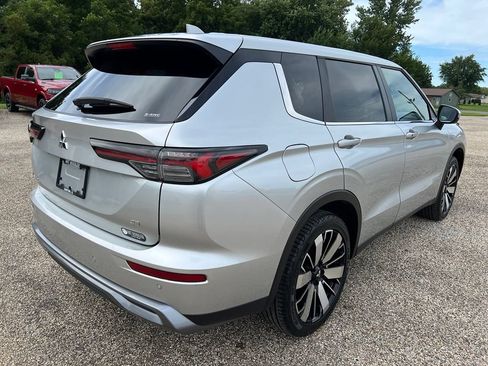 Used 2025 Mitsubishi Outlander SE AWD/4WD image 3