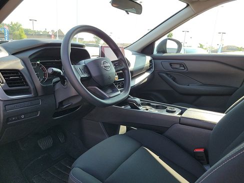 Used 2025 Nissan Rogue S image 16