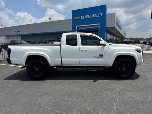 Used 2021 Toyota Tacoma SR5 AWD/4WD image 5