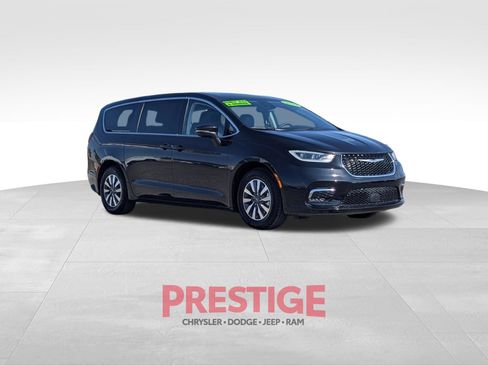 Used 2023 Chrysler Pacifica Touring-L FWD image 5