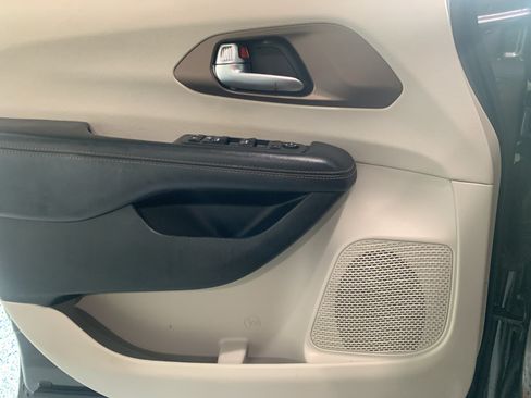 Used 2019 Chrysler Pacifica Touring Plus w/ Tire & Wheel Group FWD image 29