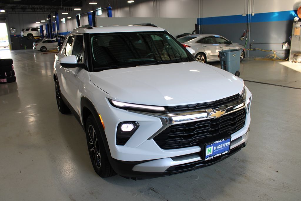 Used 2025 Chevrolet TrailBlazer LT w/ LT Cold Weather Package FWD image 3