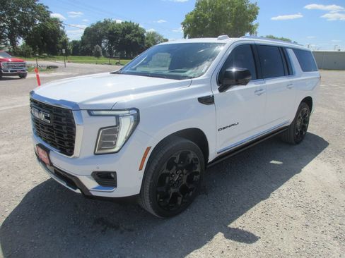 New 2026 GMC Yukon XL Denali w/ Denali Reserve Package AWD/4WD image 9