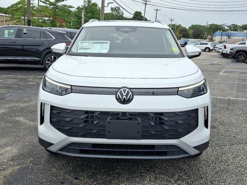 New 2025 Volkswagen Tiguan SE image 2