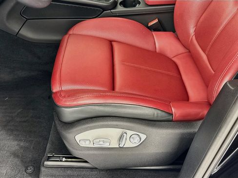 Certified 2024 Porsche Macan AWD/4WD image 13