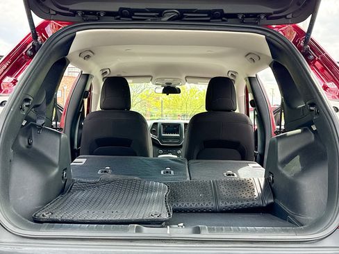 Used 2019 Jeep Cherokee Latitude w/ Cold Weather Group AWD/4WD image 7