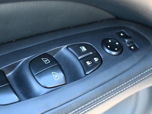 Used 2019 Nissan Pathfinder SV FWD image 16