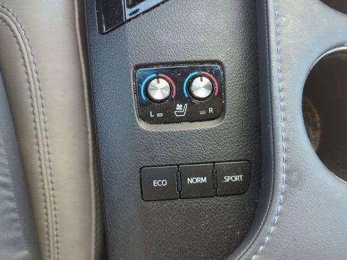 Used 2013 Toyota Avalon Limited w/ Technology Pkg FWD image 7