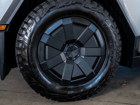 Used 2024 Tesla Cybertruck AWD Crew Cab image 10