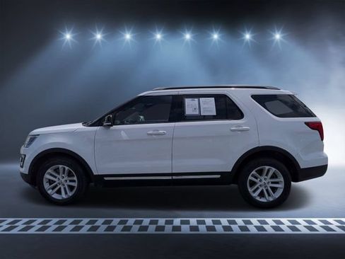 Used 2017 Ford Explorer XLT FWD image 6
