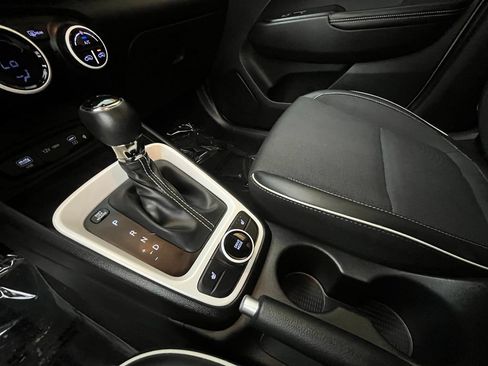 Used 2024 Hyundai Venue Limited FWD image 34