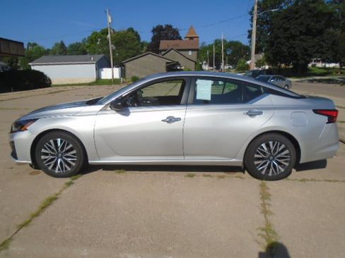 Used 2024 Nissan Altima 2.5 SV FWD image 3