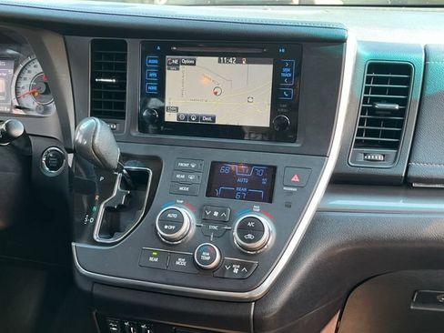 Used 2015 Toyota Sienna SE w/ SE Preferred Package FWD image 10