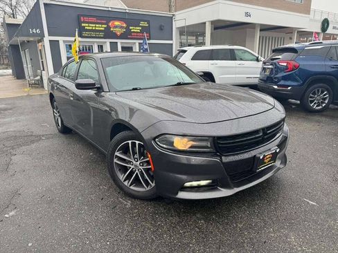 Used 2019 Dodge Charger SXT image 1