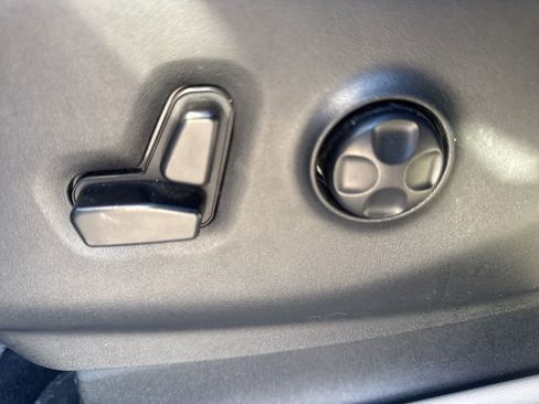 Used 2023 Chrysler Pacifica Touring-L image 16